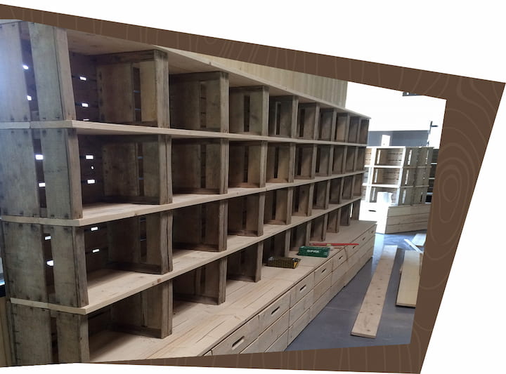 Aménagement intérieur d’un magasin Rayonnage bois sur-mesure dans un magasin réalisé par YR Menuiserie