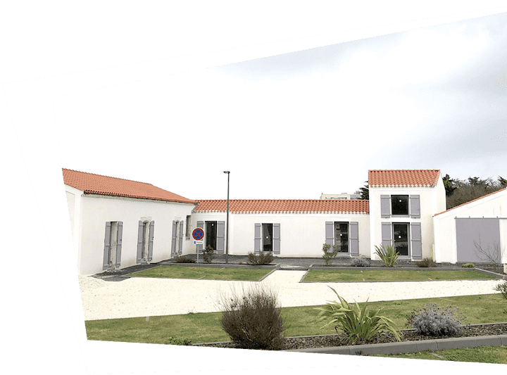 Résidence tertiaire à toit en tuiles Bâtiment professionnel à toit en tuiles avec volets bois à Saint-Gilles-Croix-de-Vie
