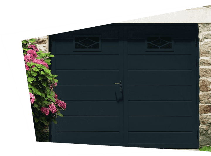Porte-de-garage-battante-Saint-Gilles-Croix-de-Vie-Remaud-Menuiserie Pose de porte de garage anthracite à Saint Gilles Croix De Vie par YR Menuiserie