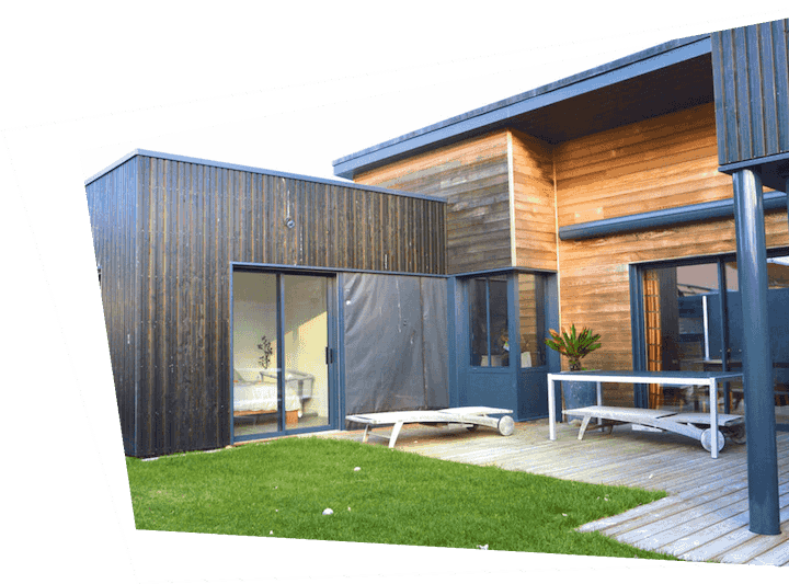 Maison contemporaine avec extension à toit plat en bardage bois