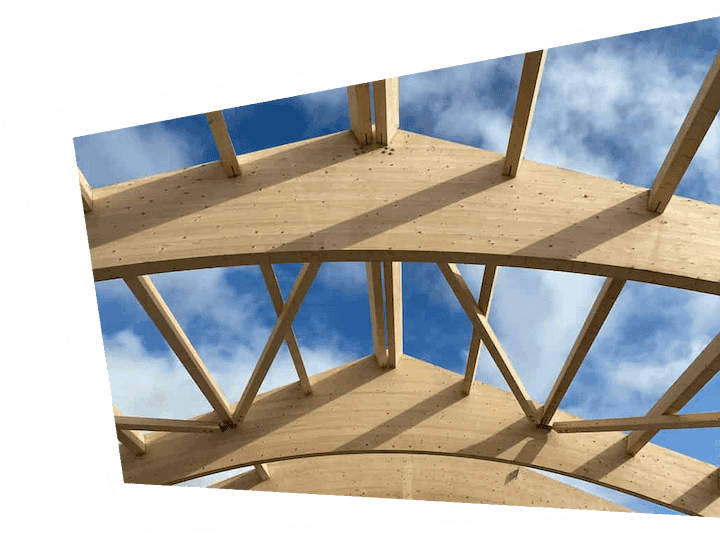 Charpente traditionnelle en bois massif en cours d’assemblage