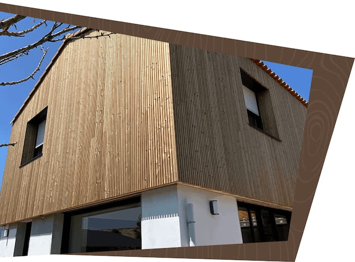 Façade bois en bardage vertical sur extension de maison