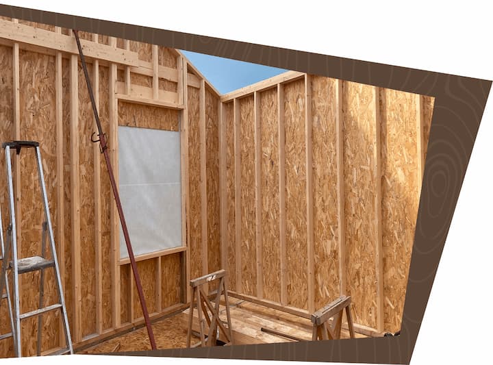 Vue intérieure d’une ossature bois en cours de montage